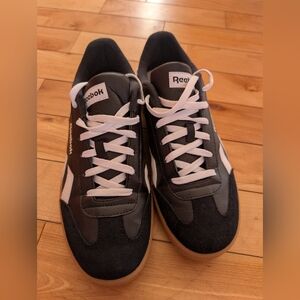 Reebok Men's Black and White Retro Low-Top Sneakers